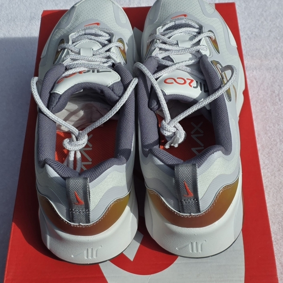 NIKE AIR MAX 200 SE|Summit White/Vast Grey/Gold|Mens 8.5 AT8507-100|Original Box - Picture 4 of 7